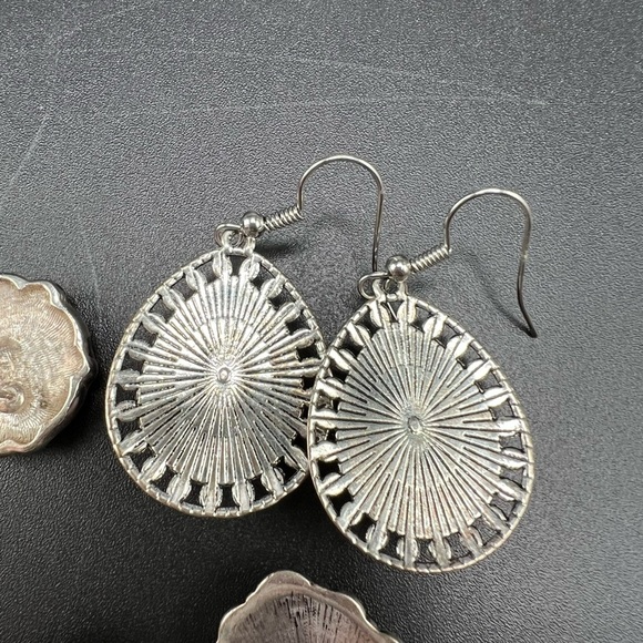Lot of 4 pair pierced western, southwestern style earrings silver tone - Picture 9 of 16